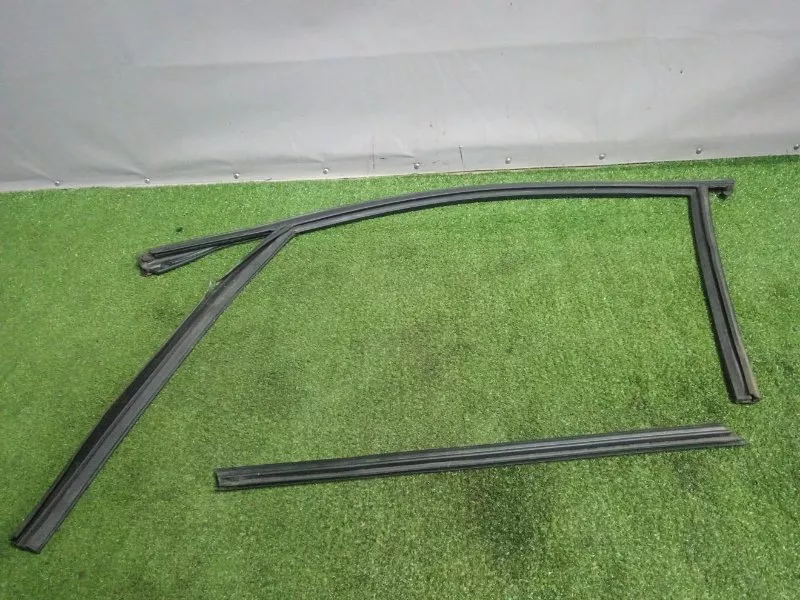 Уплотнитель стекла двери