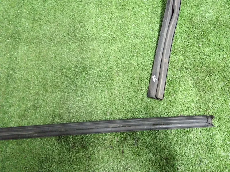 Уплотнитель стекла двери