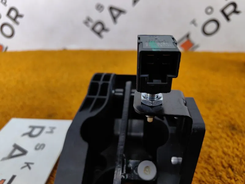 Педаль тормоза