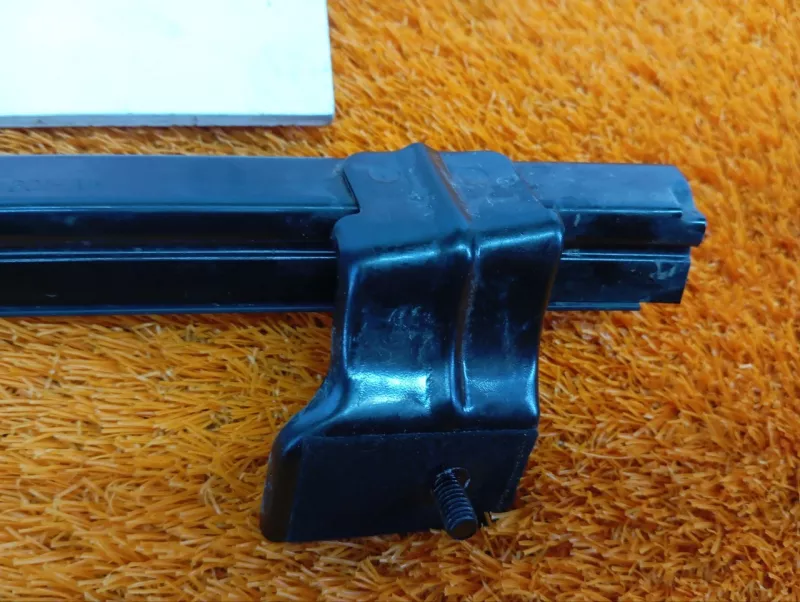 Направляющая стекла двери