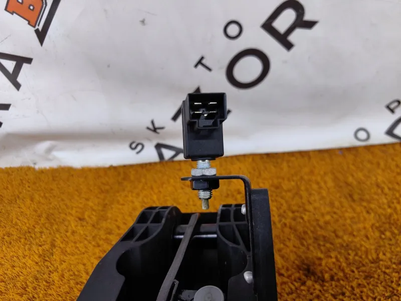 Педаль тормоза