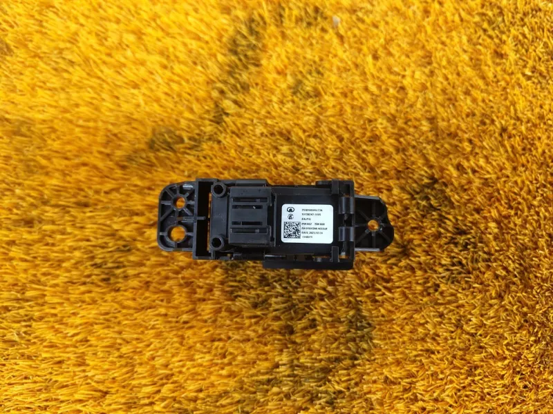 Кнопка стояночного тормоза