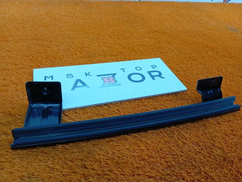 Направляющая стекла двери