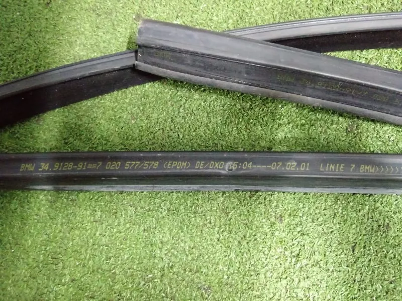 Уплотнитель стекла двери