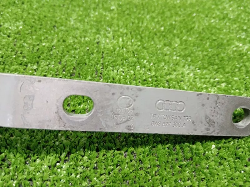 Петля двери багажника