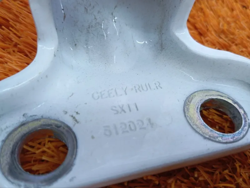 Петля двери