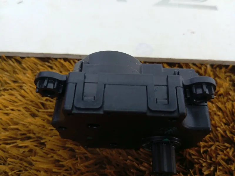 Моторчик заслонки печки