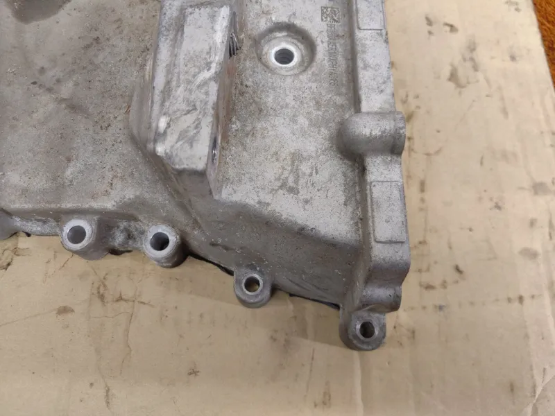 Крышка двигателя передняя