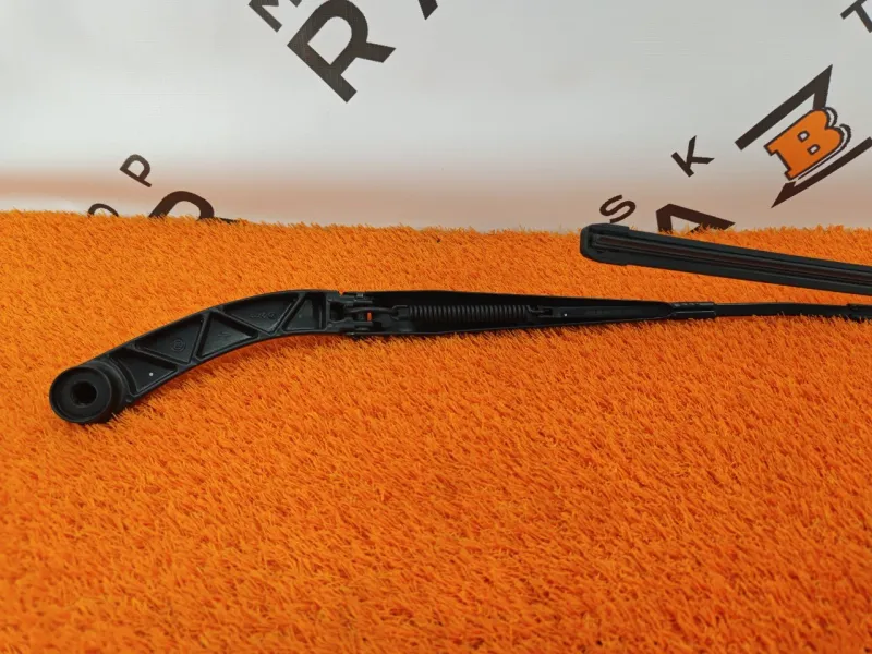 поводок стеклоочистителя