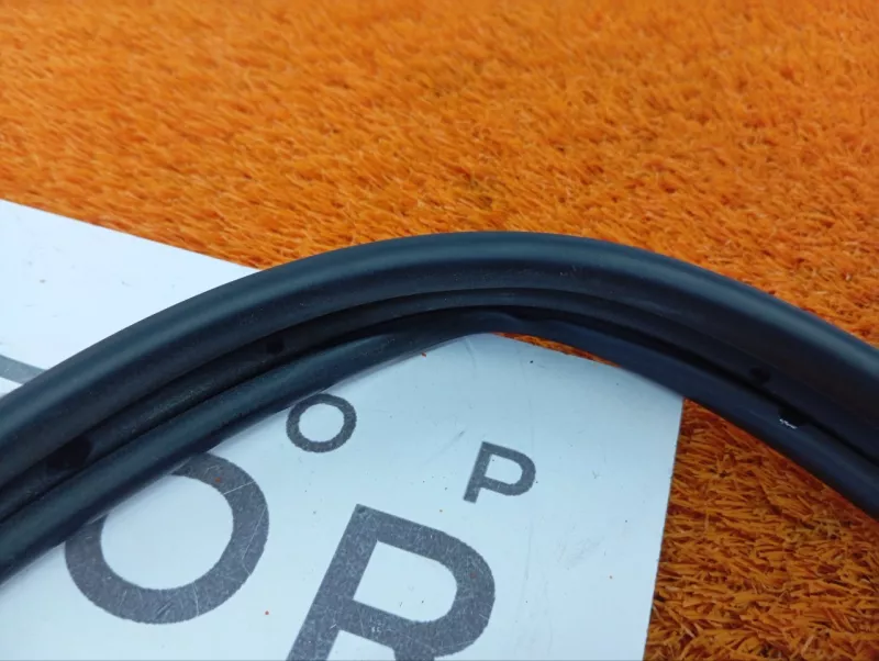 Уплотнитель стекла двери