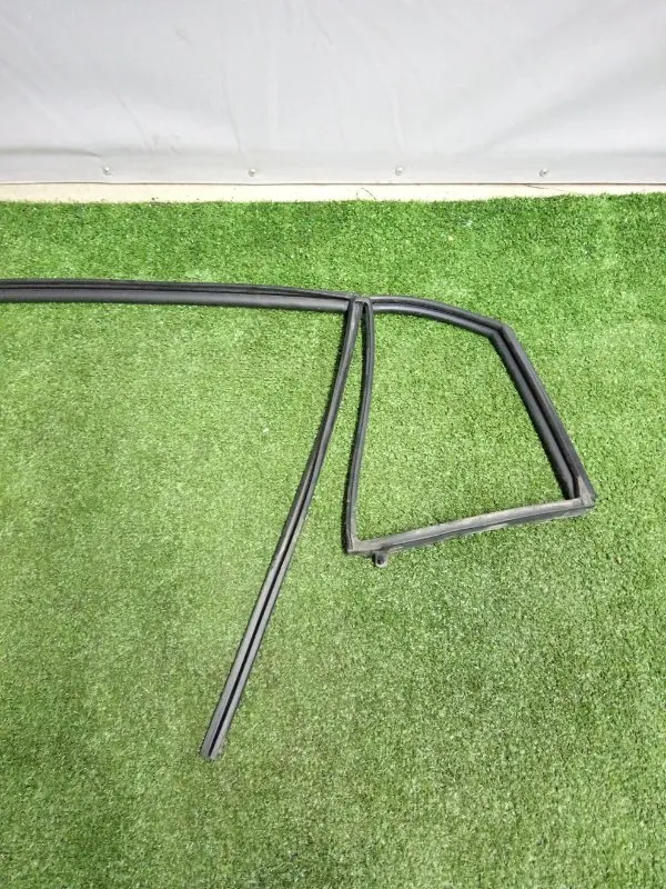 Уплотнитель стекла двери