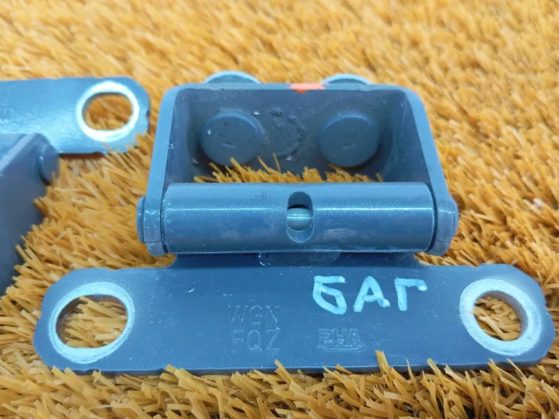 Петля двери багажника