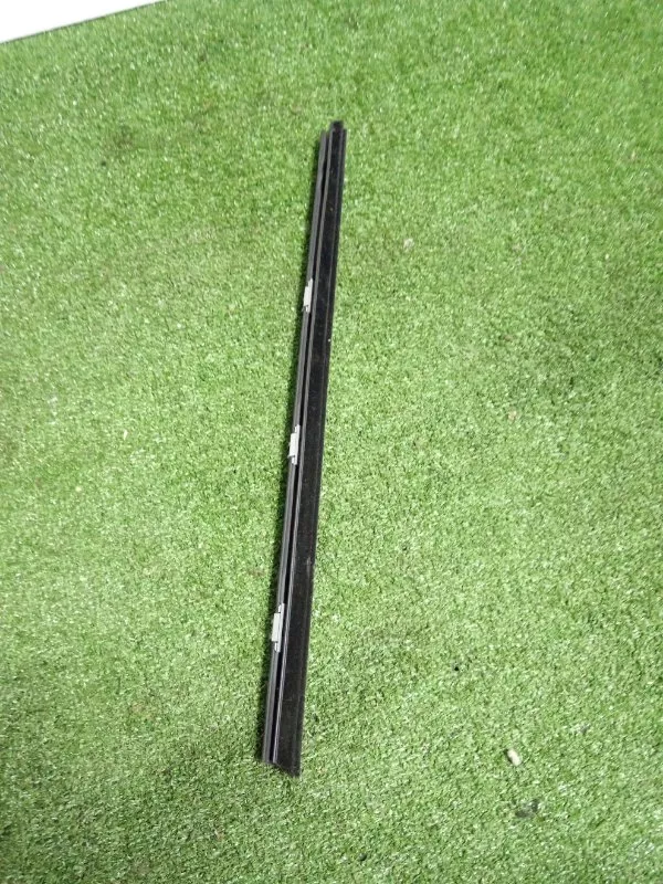 Направляющая стекла двери