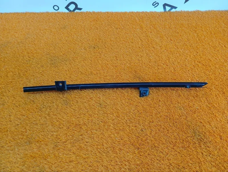 Направляющая стекла двери