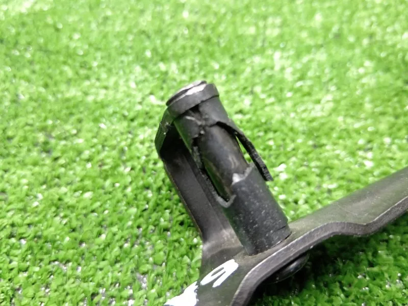 Ответная часть замка багажника