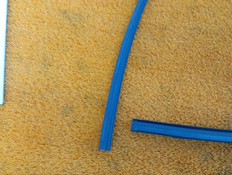 Уплотнитель стекла двери