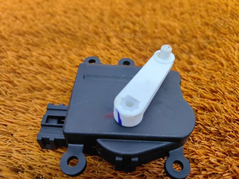 Сервопривод заслонок печки