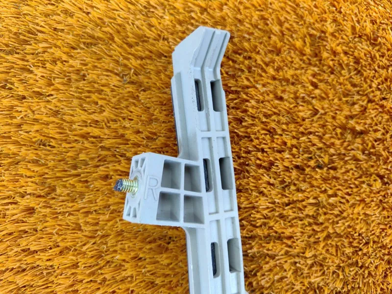 Направляющая стекла двери