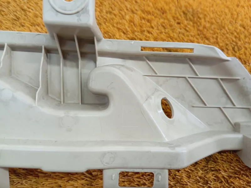 Направляющая шторки багажника