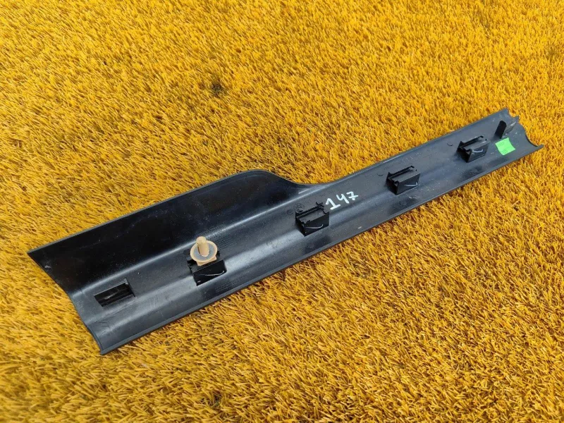 Накладка на порог салона