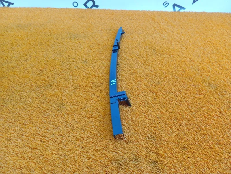 Направляющая стекла двери