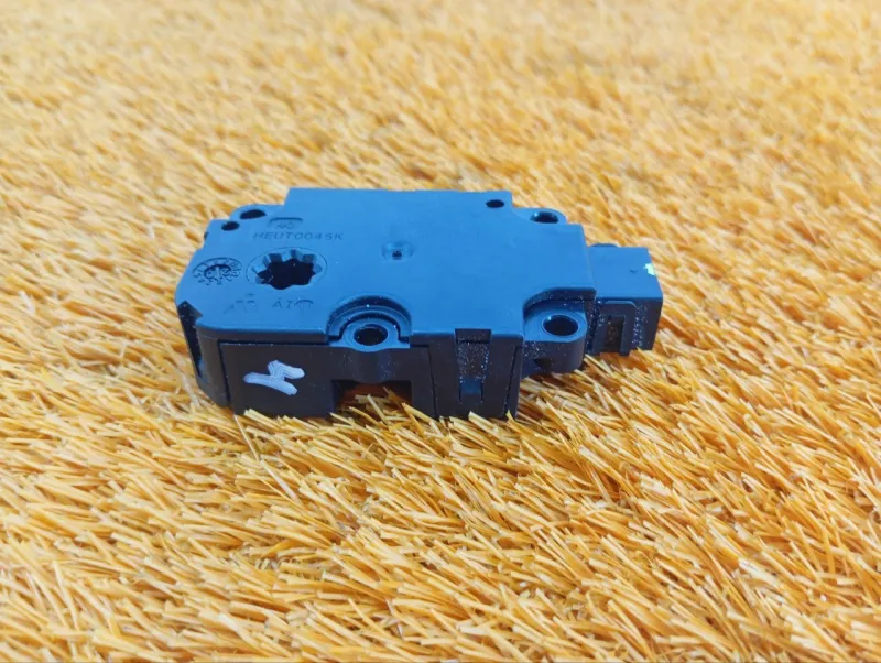 Сервопривод заслонок печки