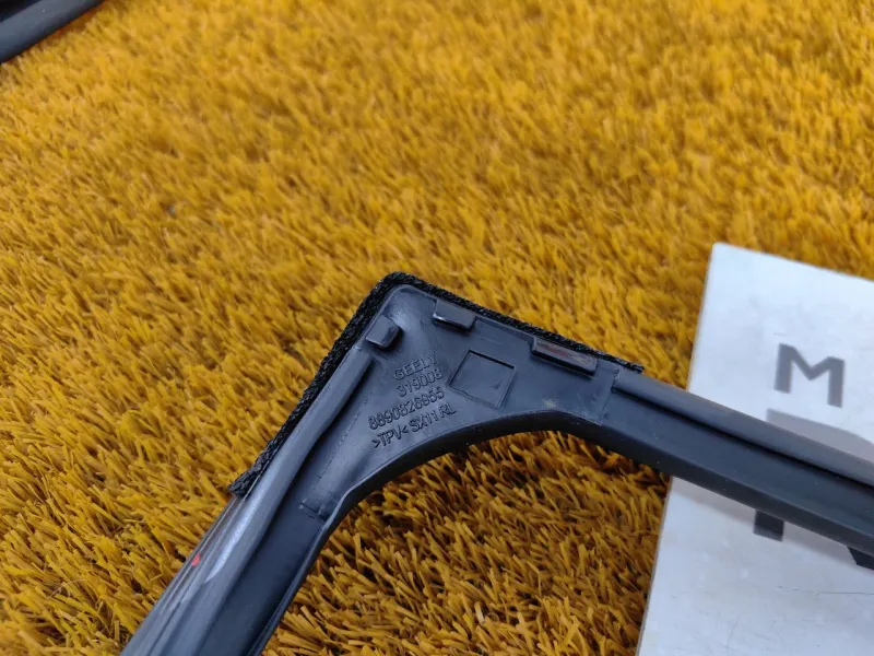 Уплотнитель стекла двери