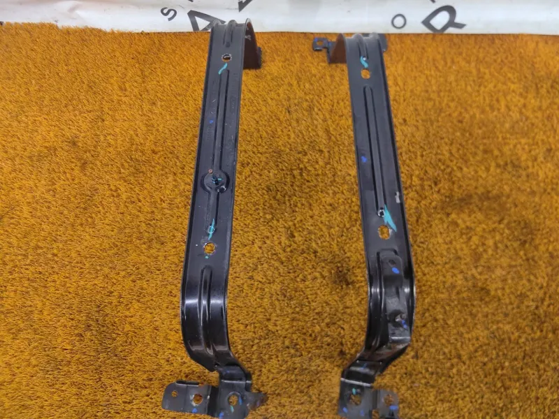 Крепление топливного бака