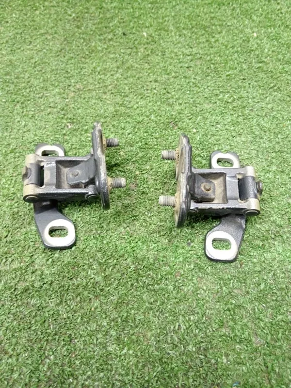 Петля крышки багажника