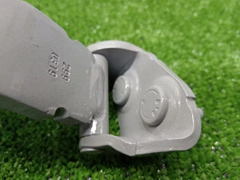 Петля двери багажника