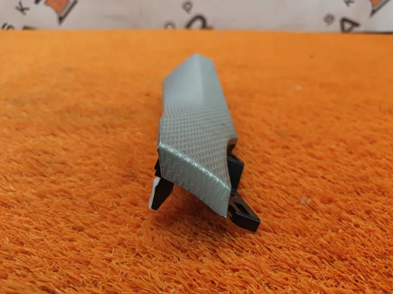 Декоративная накладка торпедо под дефлектор