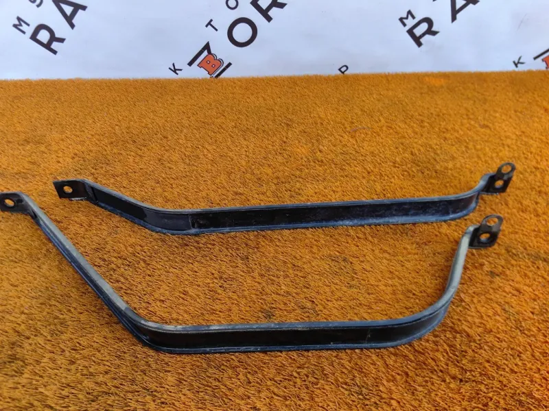 Крепление топливного бака