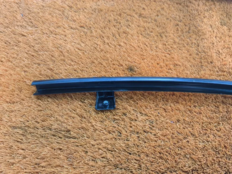 Направляющая стекла двери