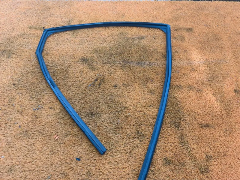 Уплотнитель стекла двери