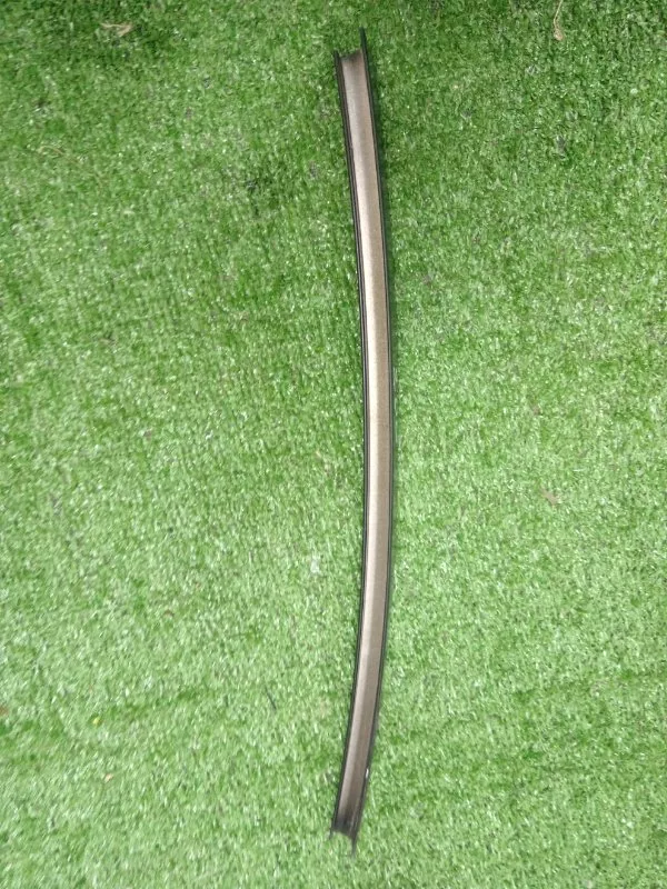 Направляющая стекла двери