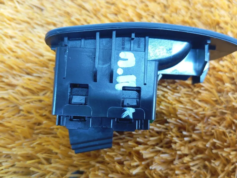 Кнопка стеклоподъемника