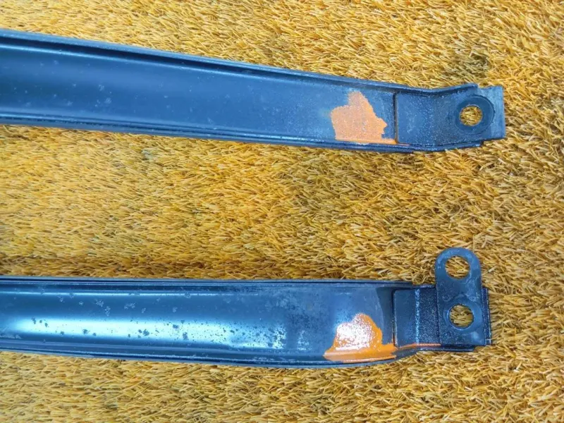 Крепление топливного бака