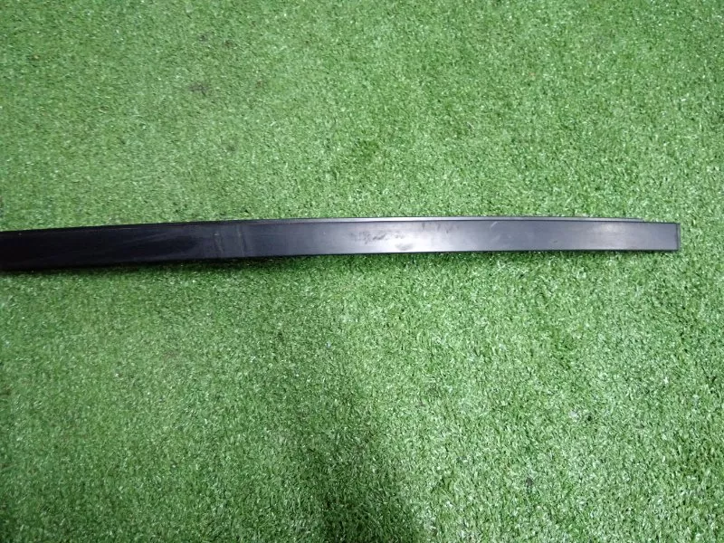 Направляющая стекла двери