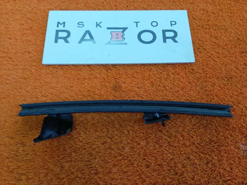 Направляющая стекла двери