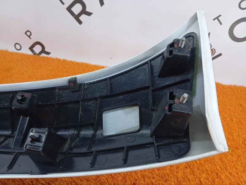 Накладка крышки багажника