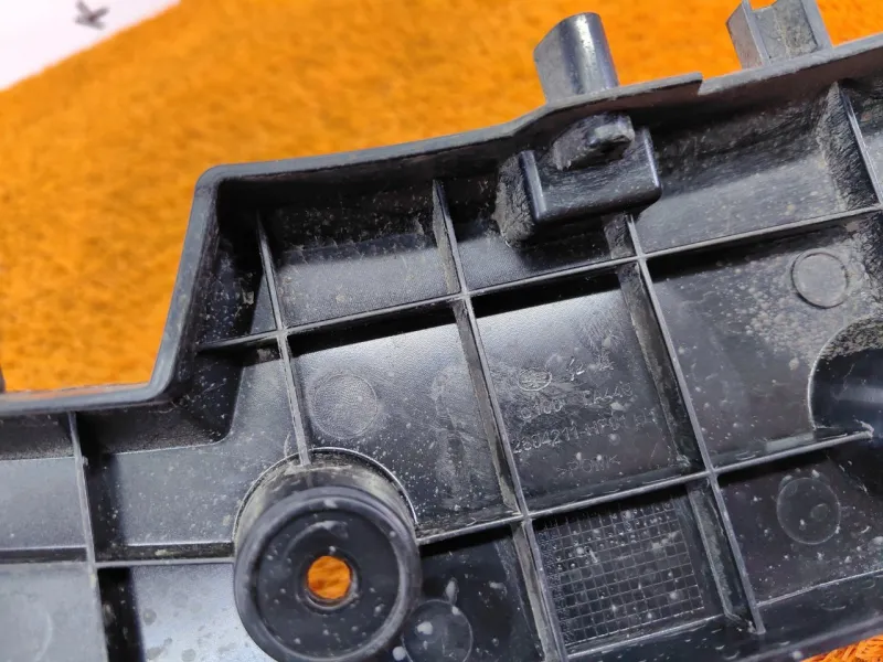 Кронштейн заднего бампера