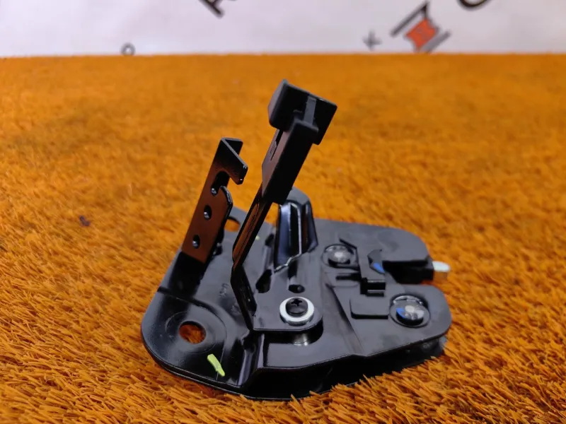 Замок спинки сиденья