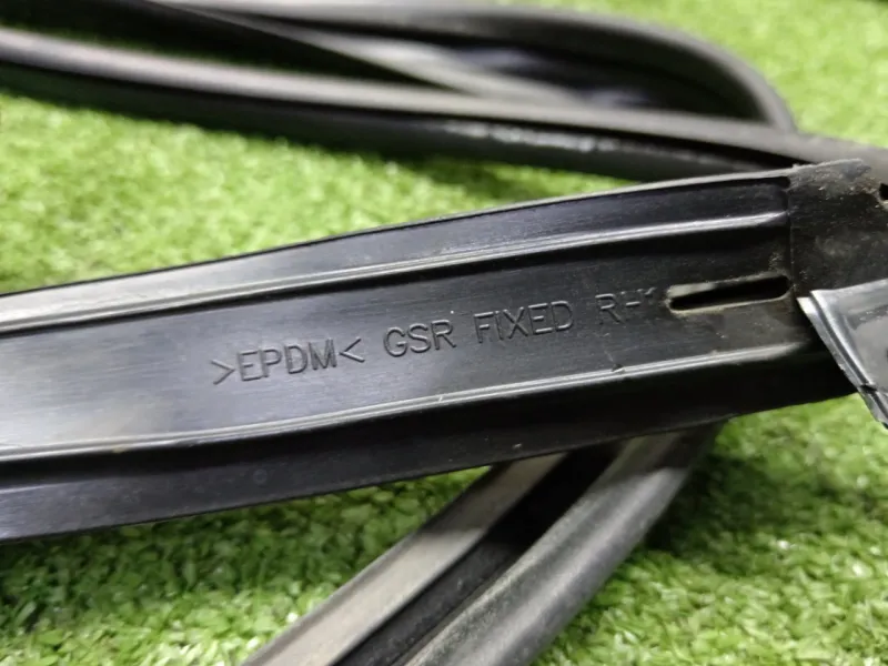 Уплотнитель стекла двери