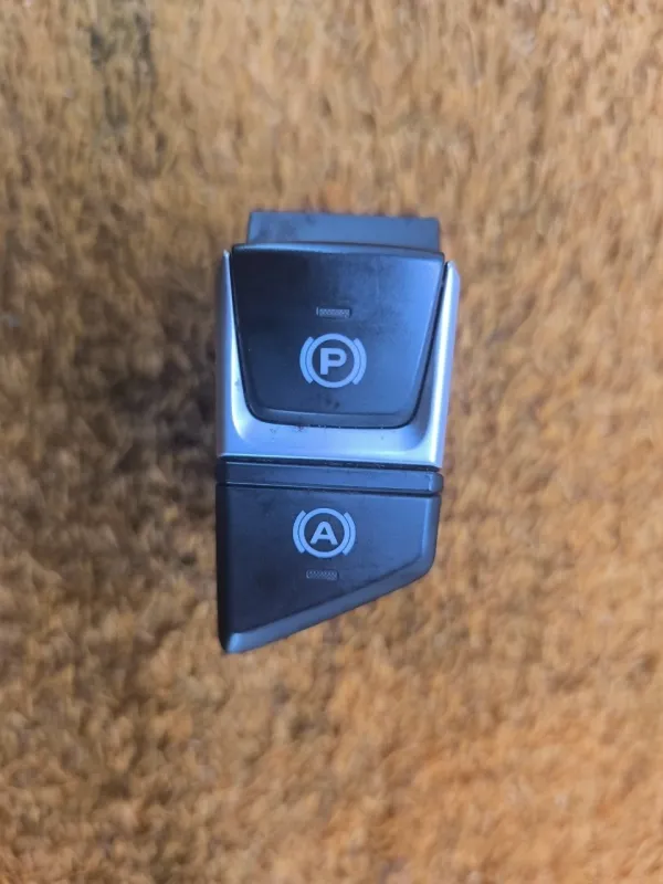 Кнопка стояночного тормоза