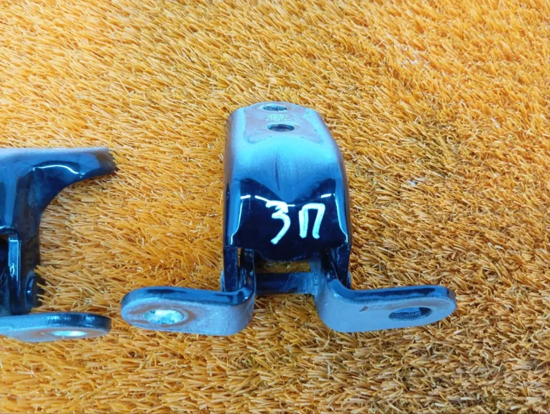 Петля двери