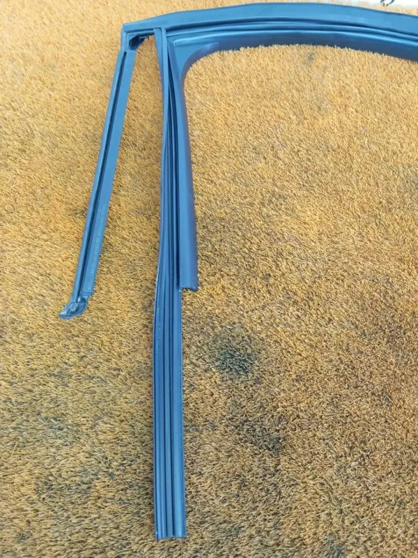 Уплотнитель стекла двери