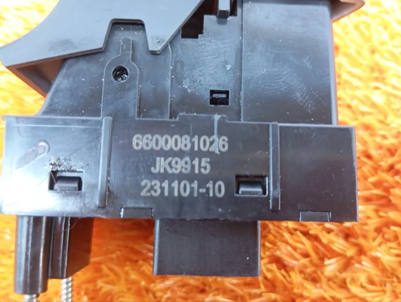 Кнопка стояночного тормоза