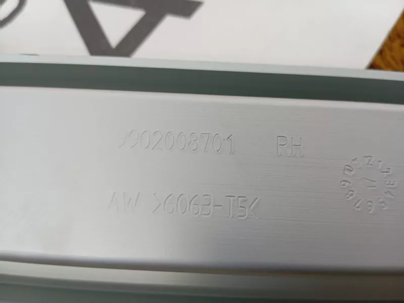 Направляющая шторки багажника