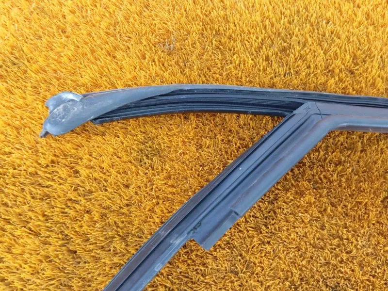 Уплотнитель стекла двери