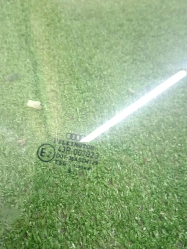 Стекло двери Audi A4 1997 8D0845202 B5, переднее правое